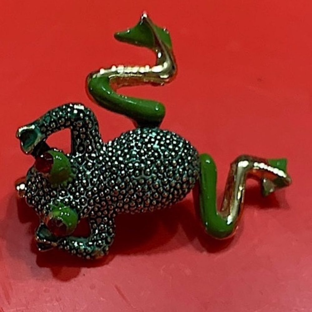 Elegant Green Frog Brooch - Picture 2 of 6